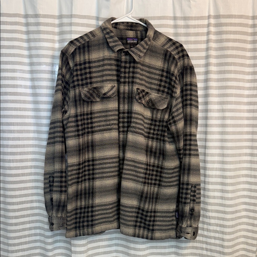 Patagonia Men's Black & Gray Plaid Lightweight Shirt Jacket